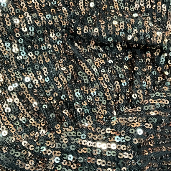 NWOT GUESS Bronze Gold Sequin Sleeveless V-Neck Crop Top – Size M Glam Sparkly - Picture 3 of 12